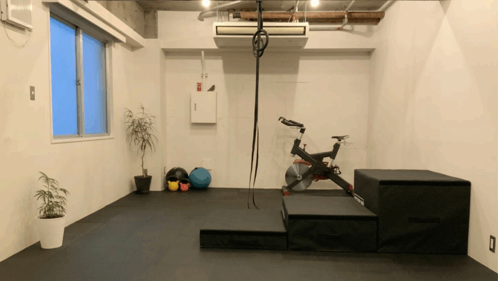 ジム内のレッスンスタジオ